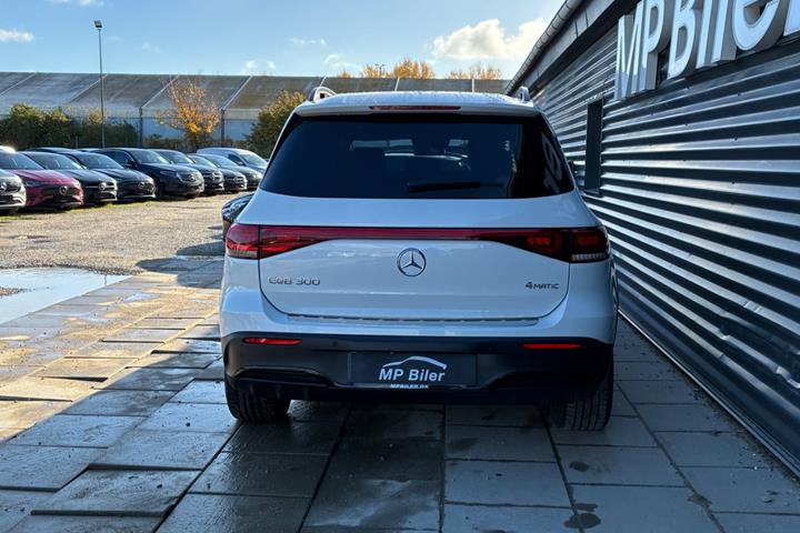 Hvid Mercedes EQB300 fra 2024