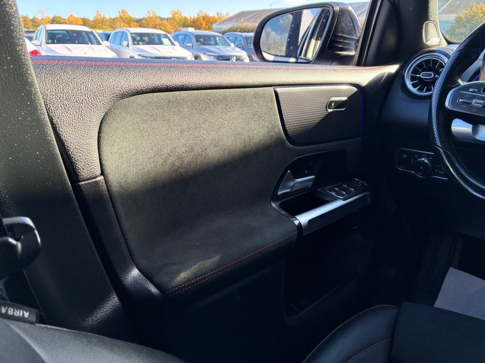 Hvid Mercedes EQB300 fra 2024