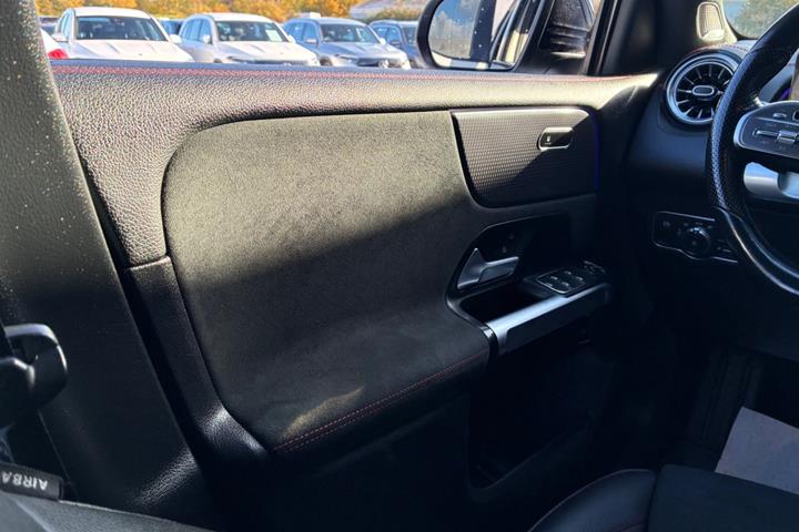 Hvid Mercedes EQB300 fra 2024