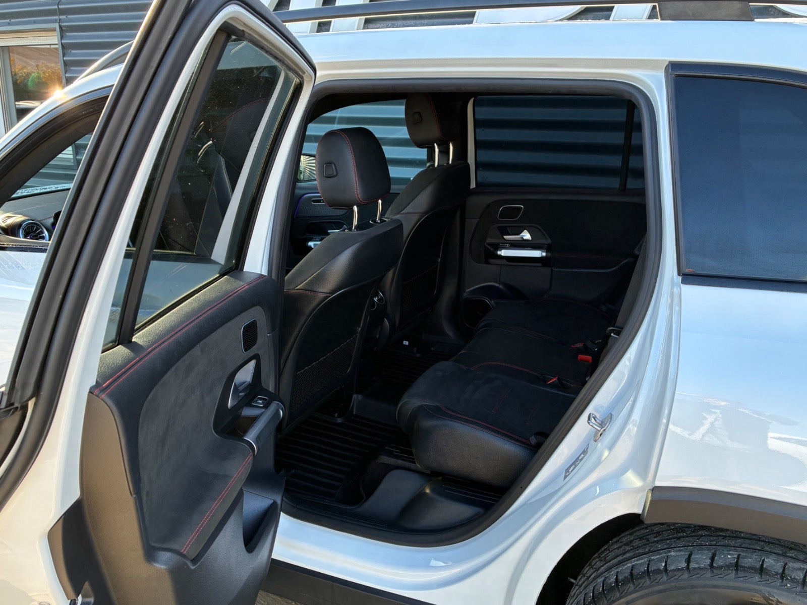 Hvid Mercedes EQB300 fra 2024