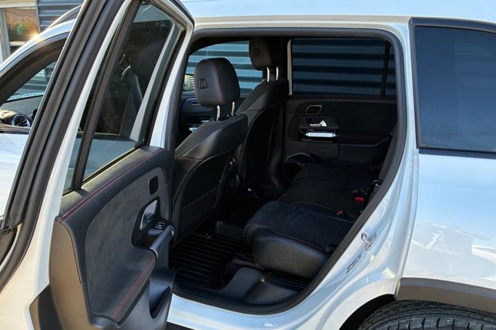 Hvid Mercedes EQB300 fra 2024