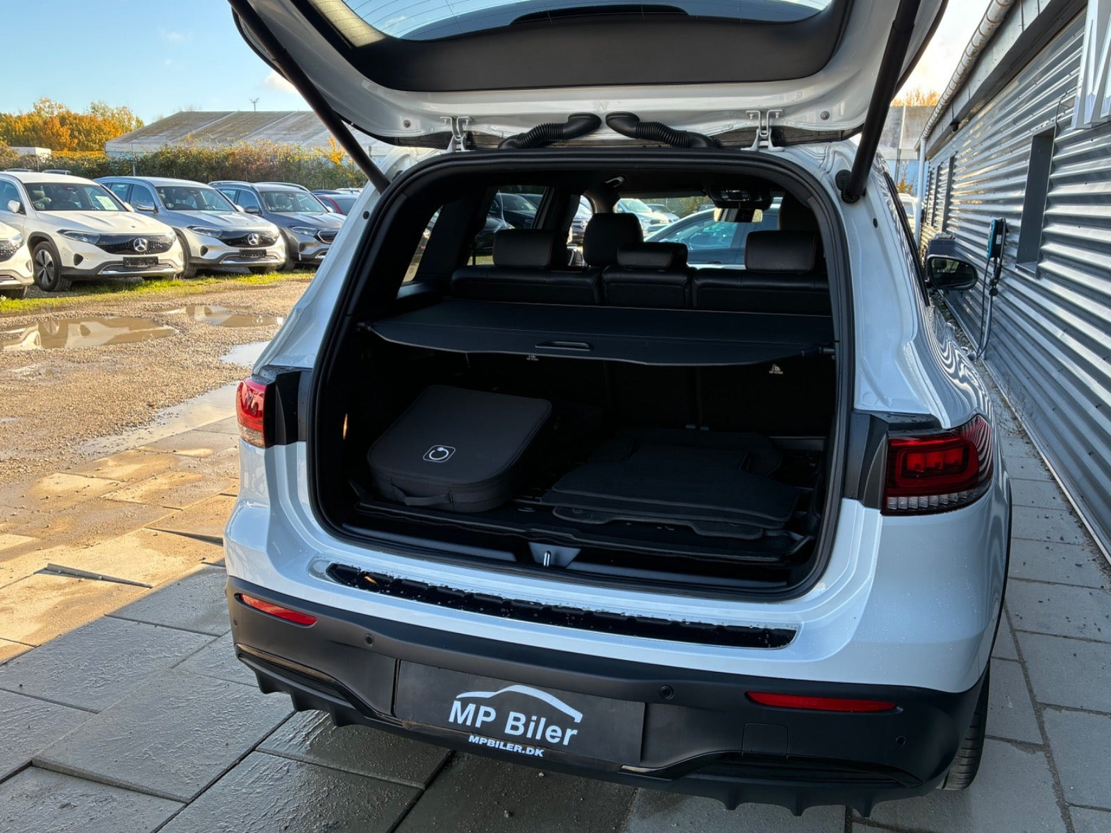 Hvid Mercedes EQB300 fra 2024
