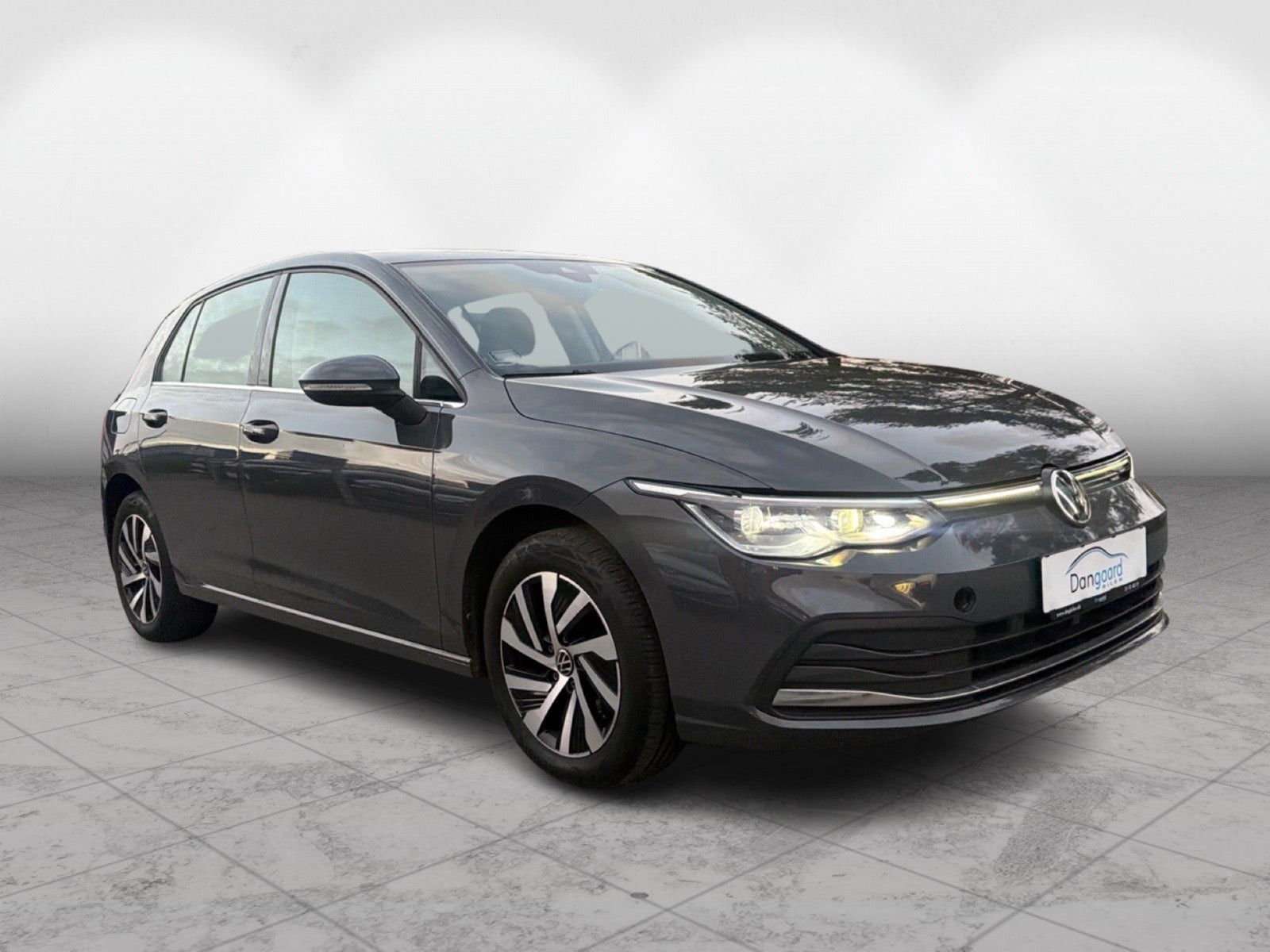 Grå VW Golf VIII fra 2021