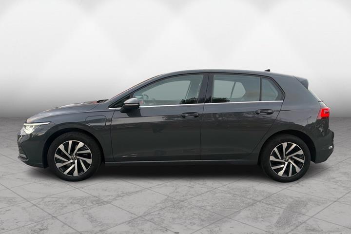 Grå VW Golf VIII fra 2021