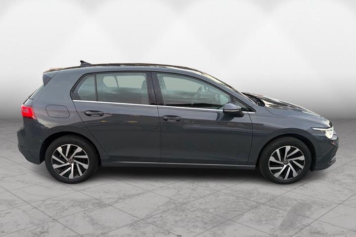 Grå VW Golf VIII fra 2021