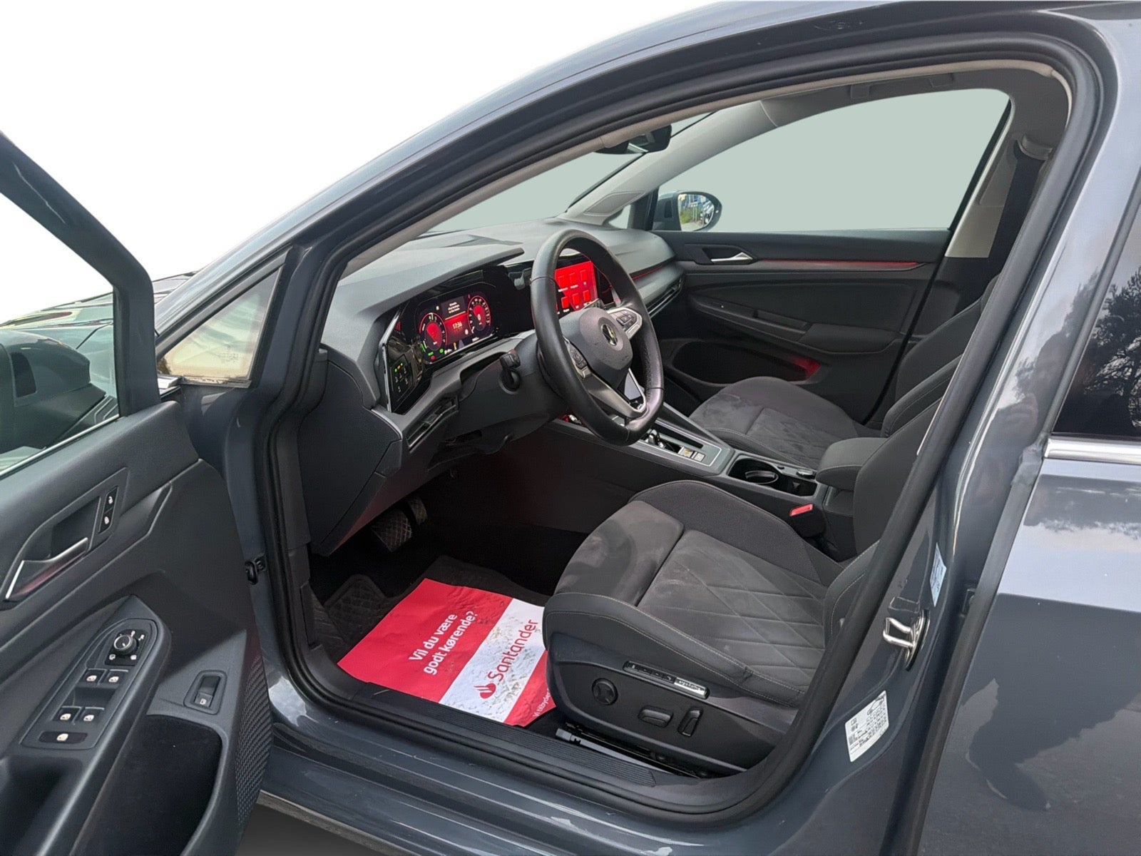 Grå VW Golf VIII fra 2021