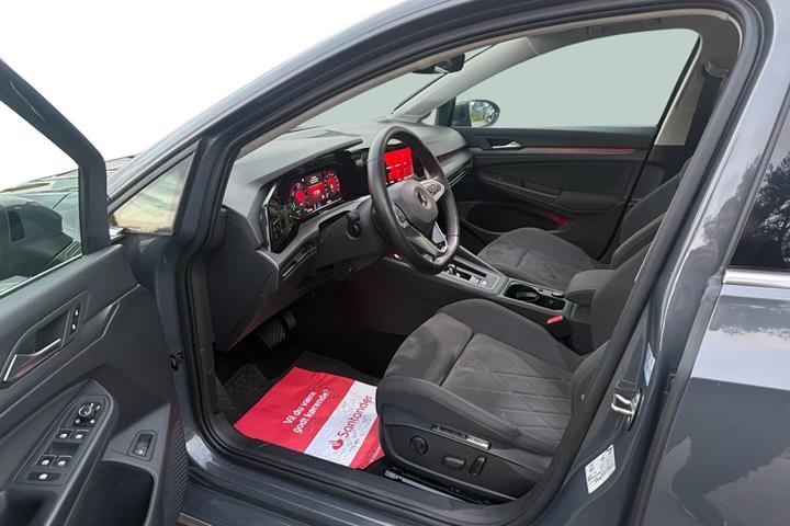 Grå VW Golf VIII fra 2021