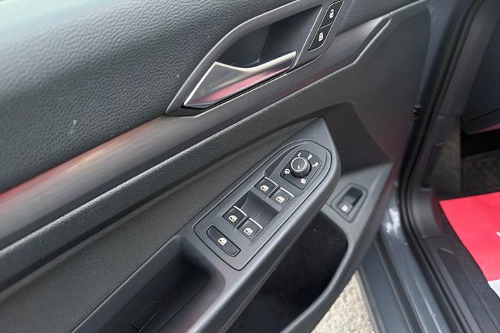 Grå VW Golf VIII fra 2021
