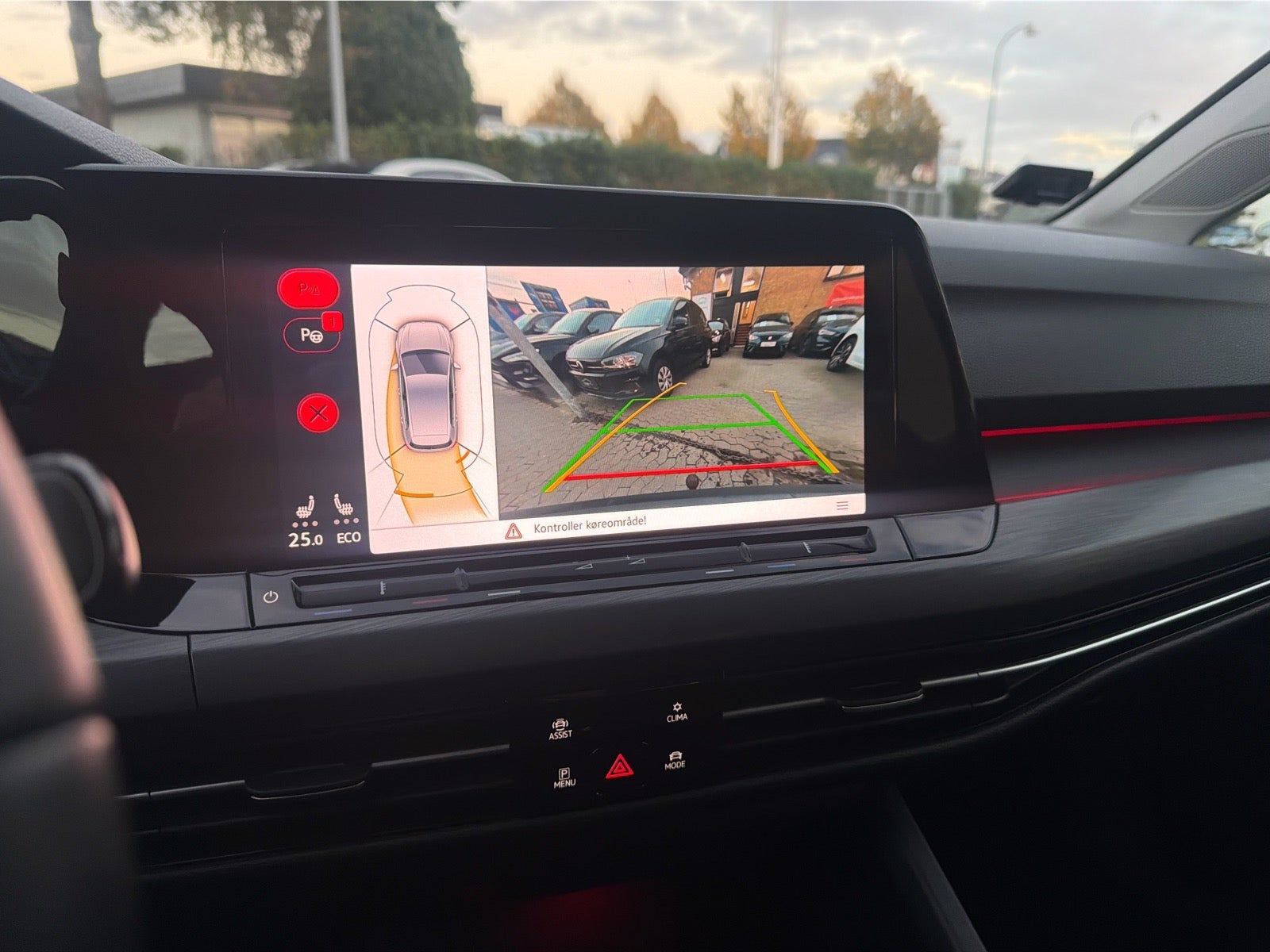 Grå VW Golf VIII fra 2021