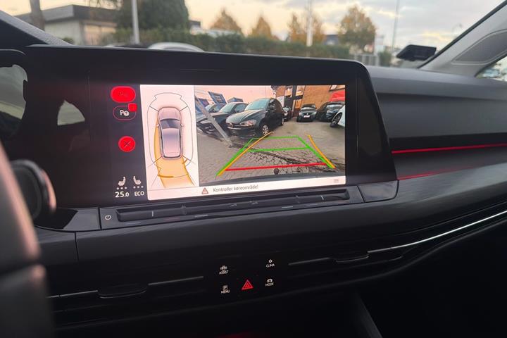 Grå VW Golf VIII fra 2021