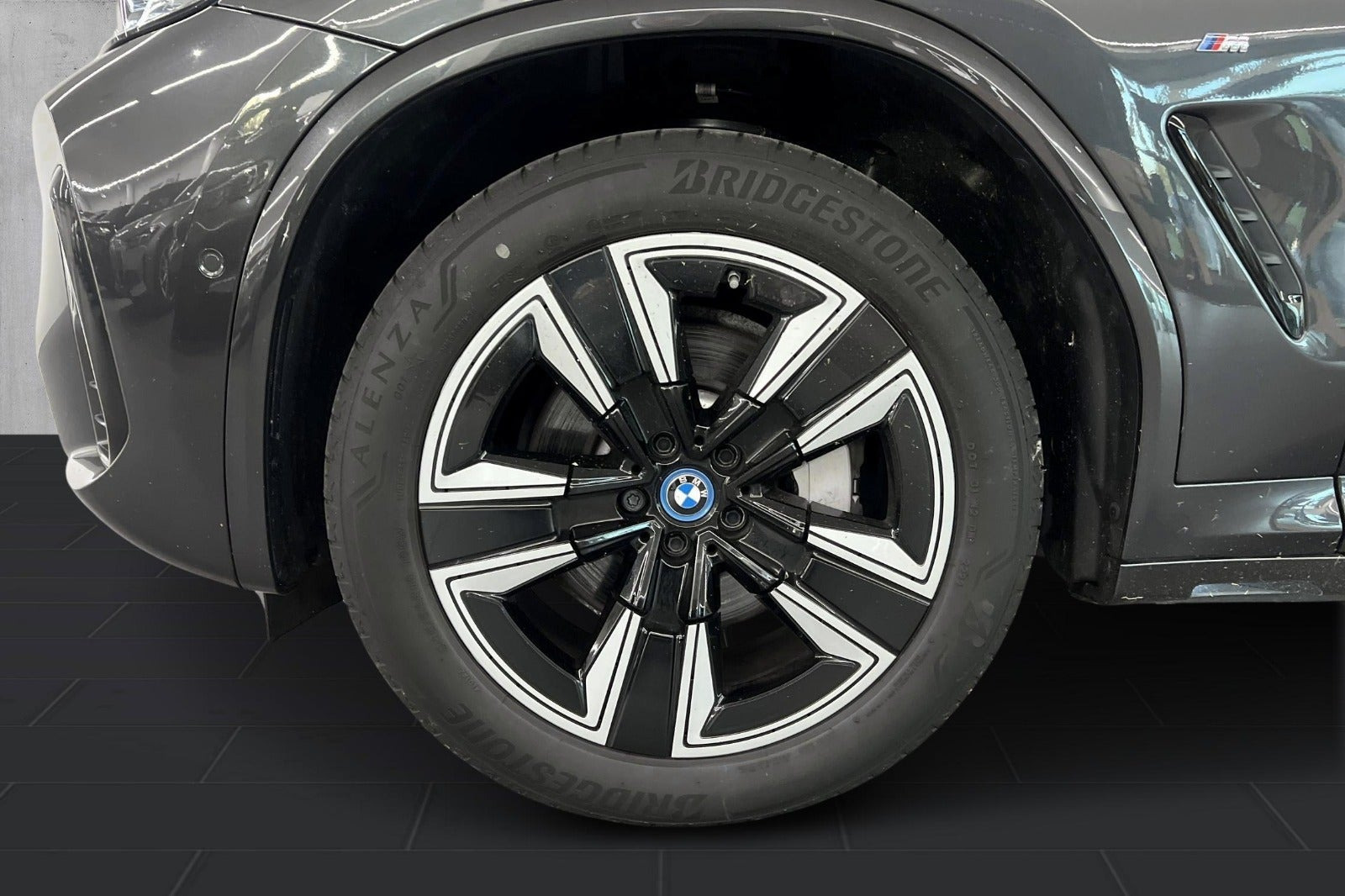 Grå BMW iX3 fra 2022