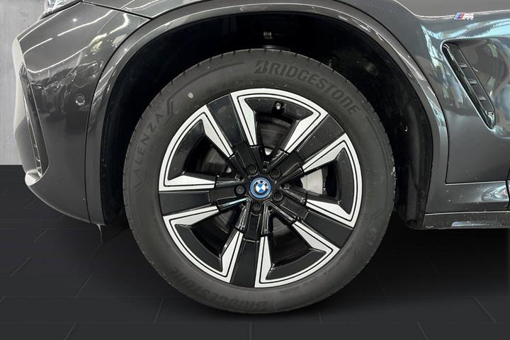 Grå BMW iX3 fra 2022
