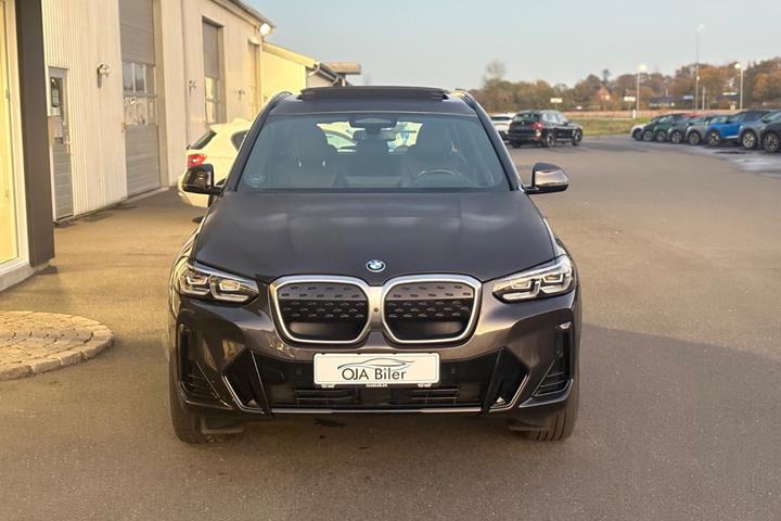 Grå BMW iX3 fra 2022
