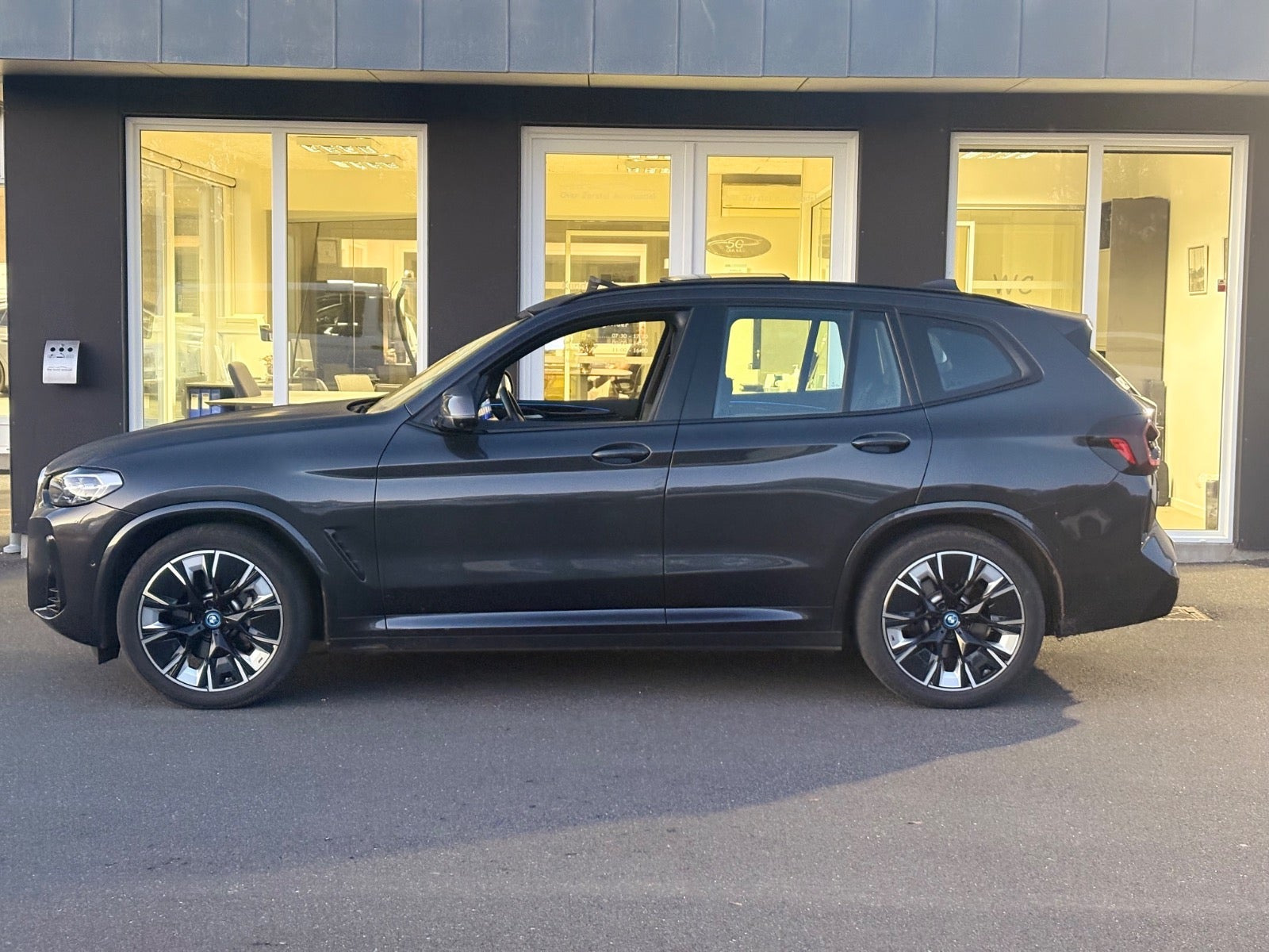 Grå BMW iX3 fra 2022