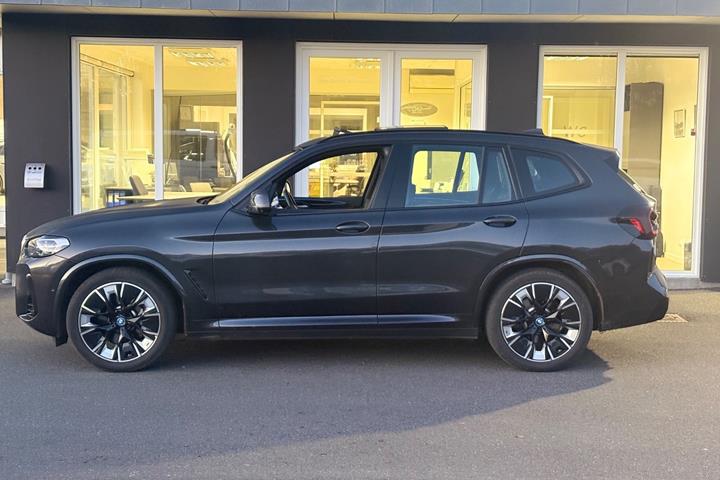 Grå BMW iX3 fra 2022