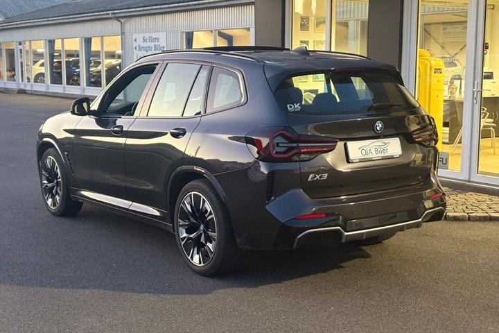 Grå BMW iX3 fra 2022