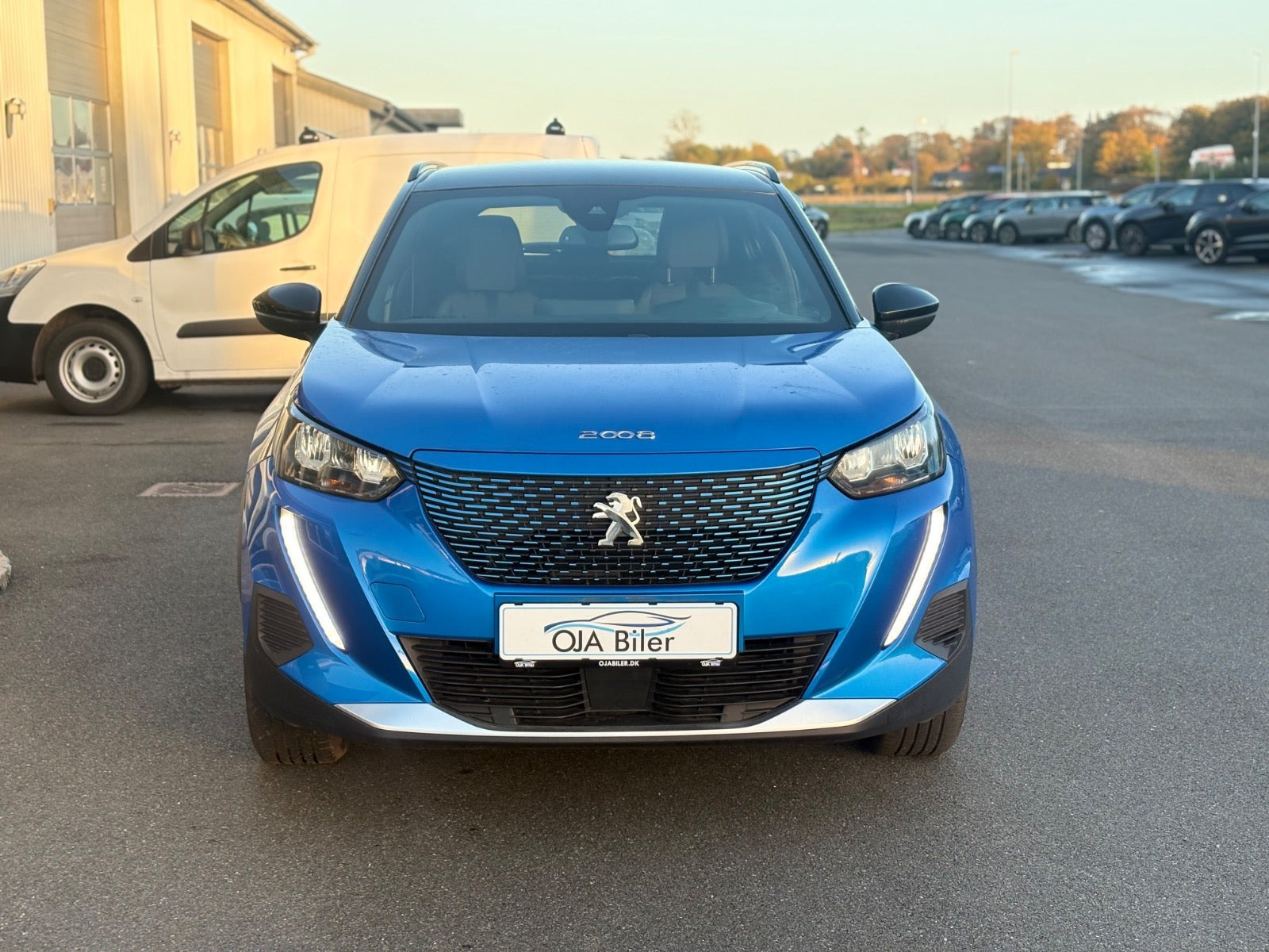 Blå Peugeot e-2008 fra 2024