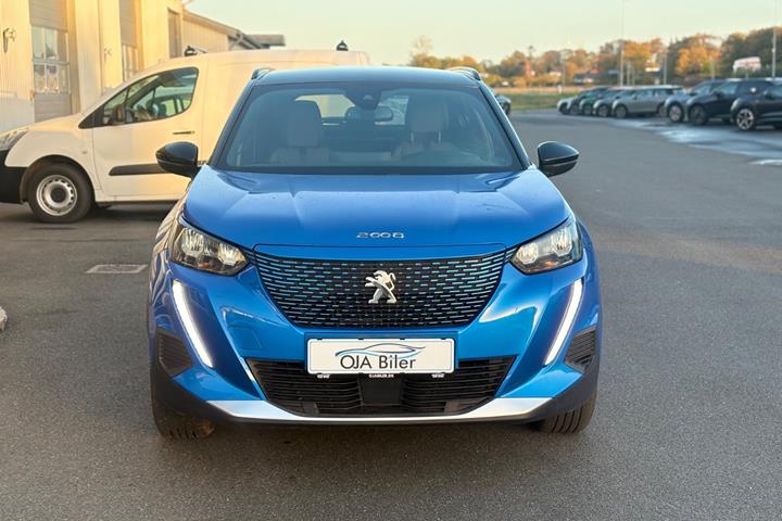 Blå Peugeot e-2008 fra 2024