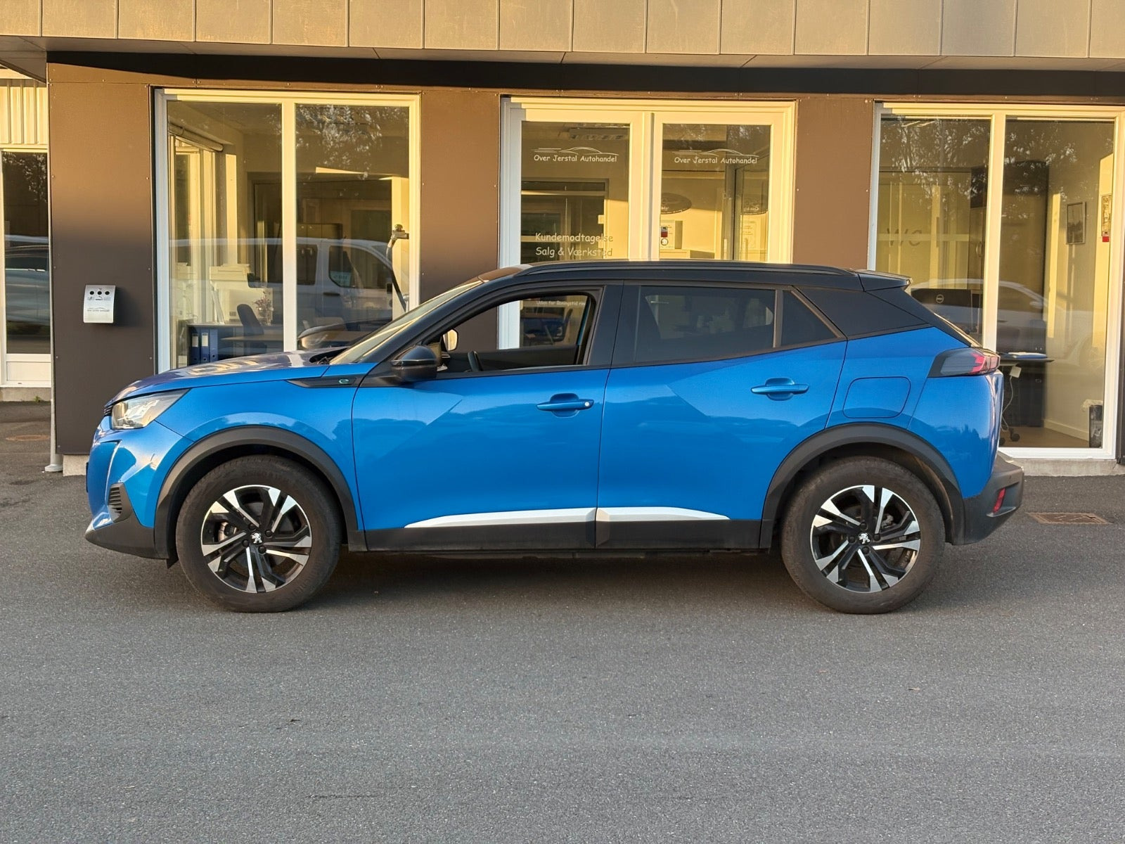 Blå Peugeot e-2008 fra 2024