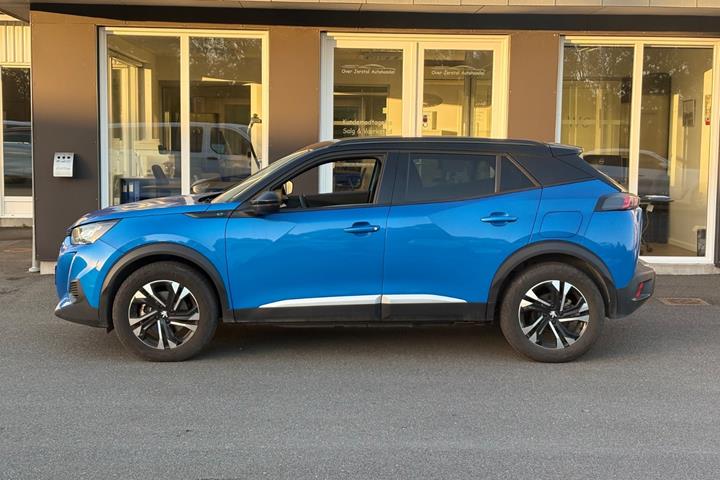 Blå Peugeot e-2008 fra 2024