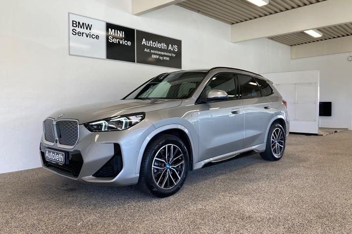 Sølv BMW iX1 fra 2025