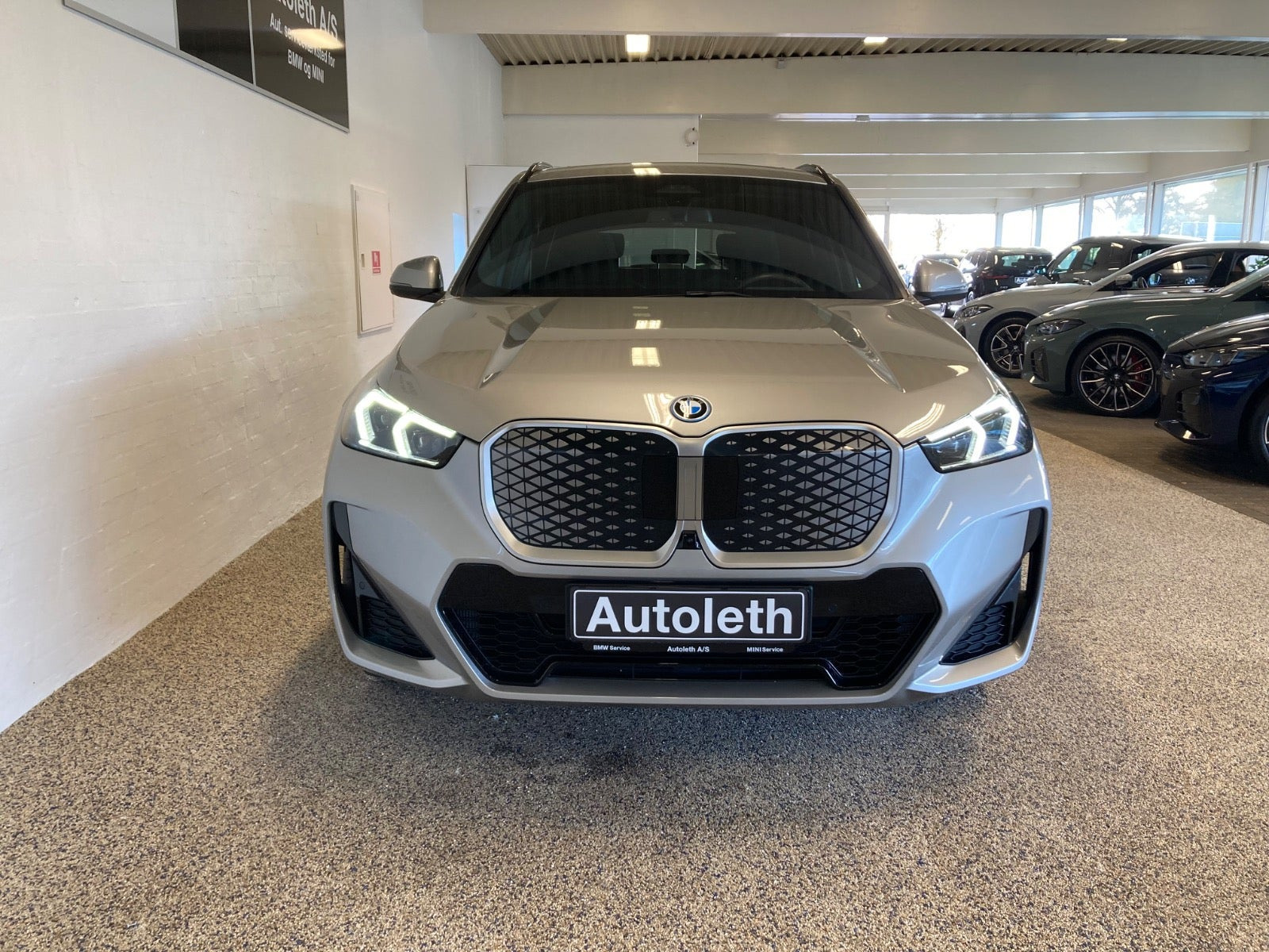 Sølv BMW iX1 fra 2025