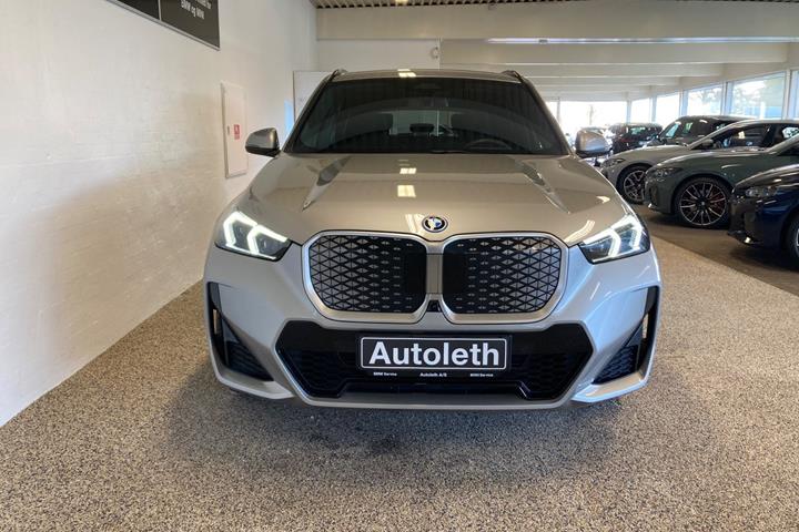 Sølv BMW iX1 fra 2025
