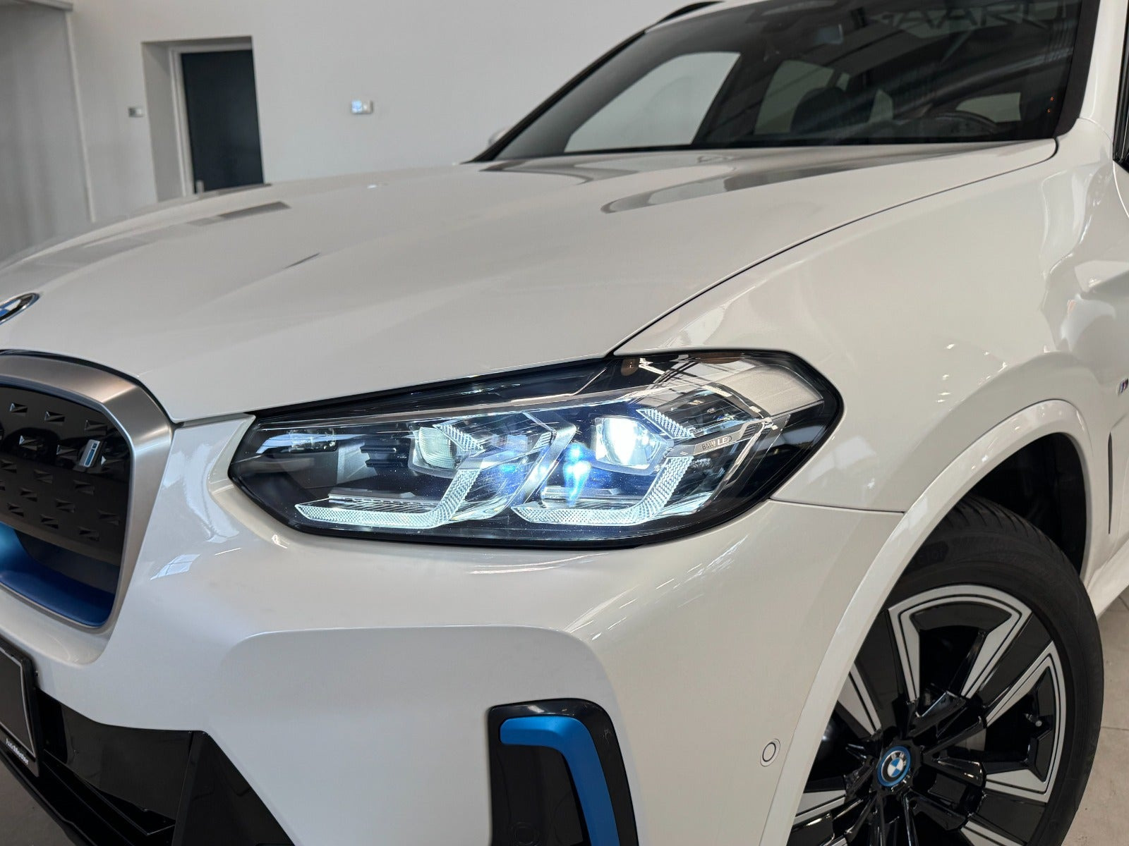Hvid BMW iX3 fra 2023