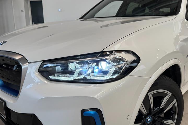 Hvid BMW iX3 fra 2023