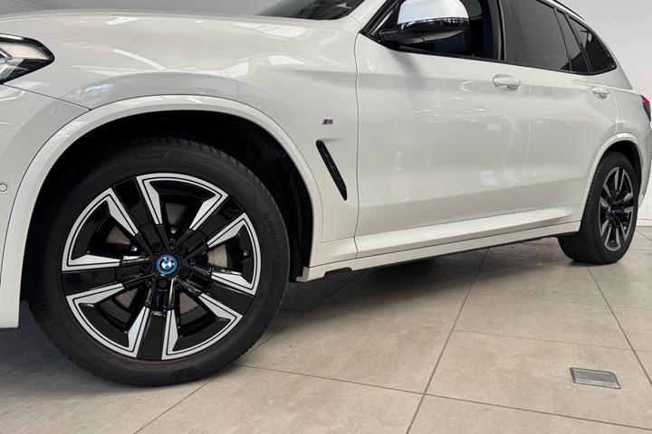 Hvid BMW iX3 fra 2023