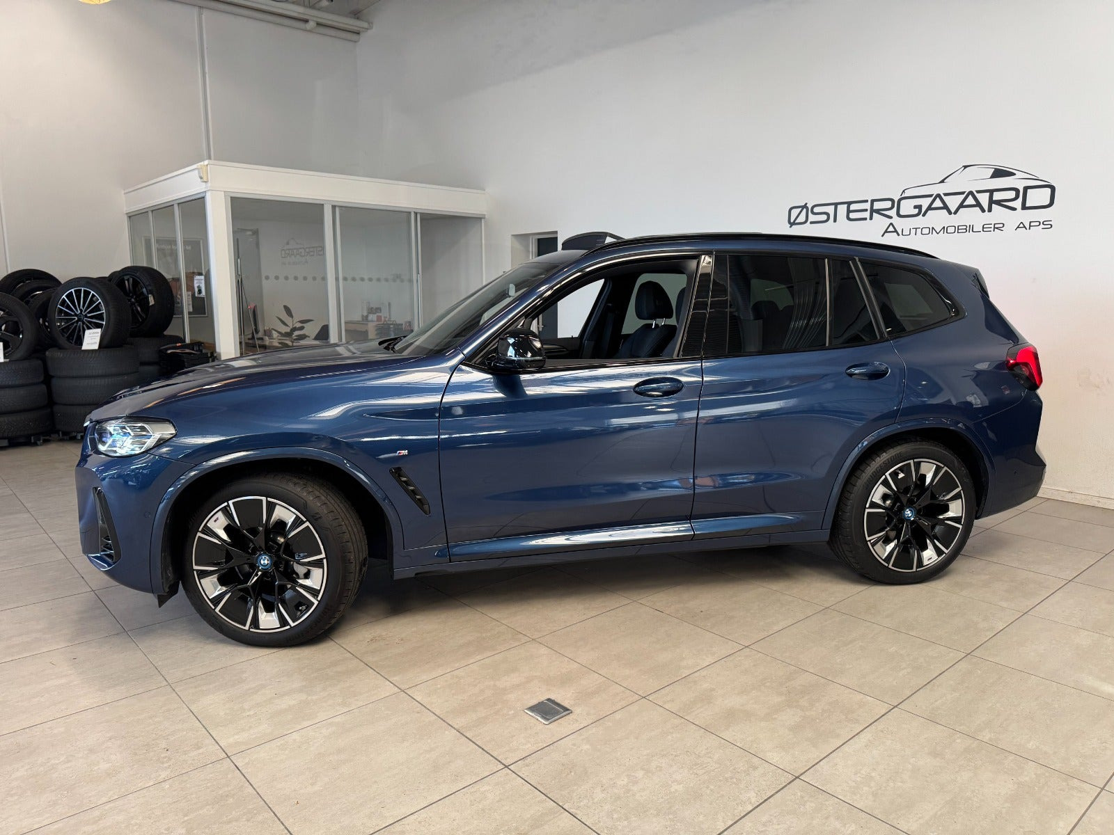 Blå BMW iX3 fra 2023