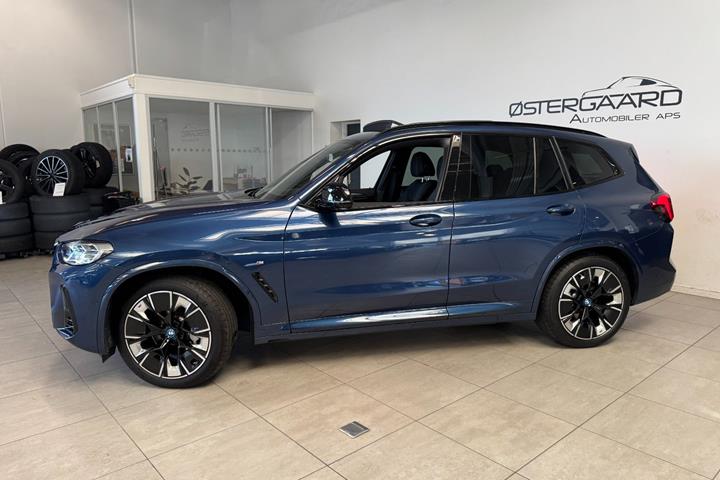 Blå BMW iX3 fra 2023
