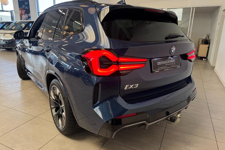 Blå BMW iX3 fra 2023