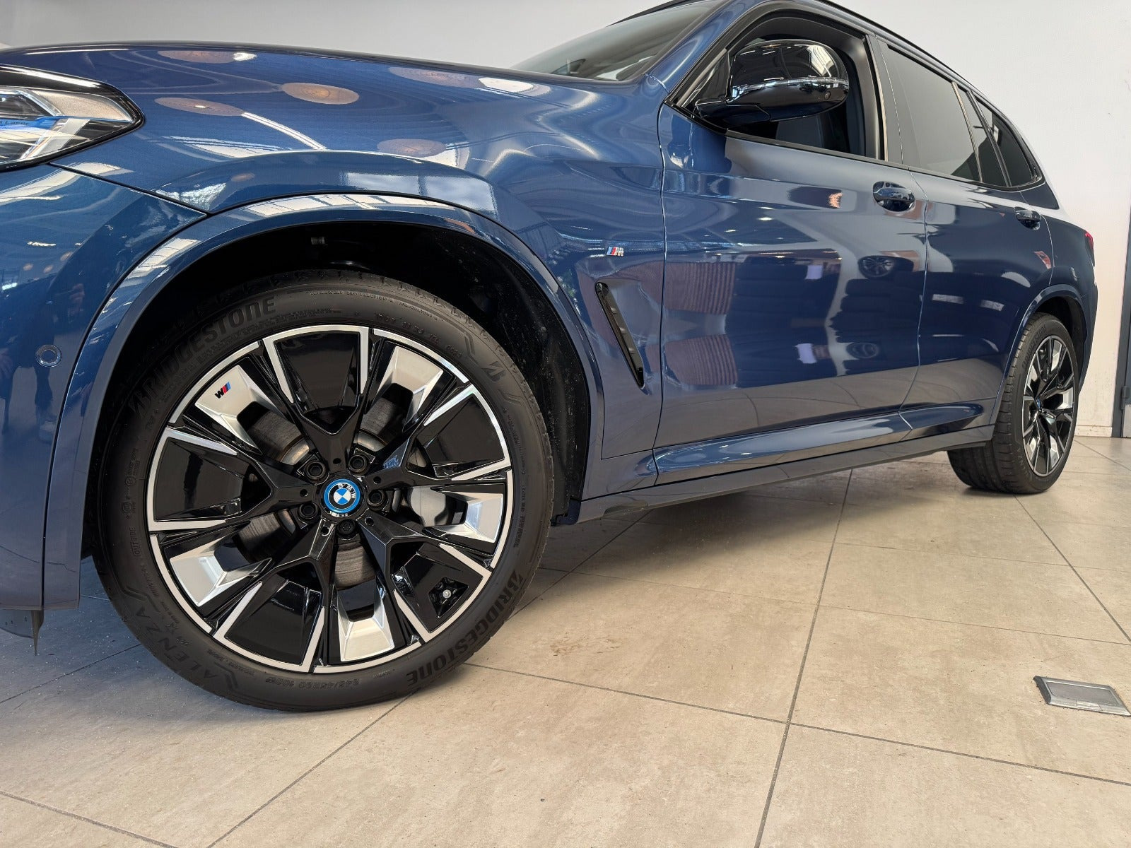 Blå BMW iX3 fra 2023