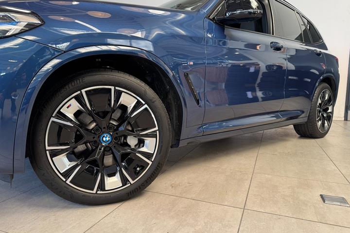 Blå BMW iX3 fra 2023