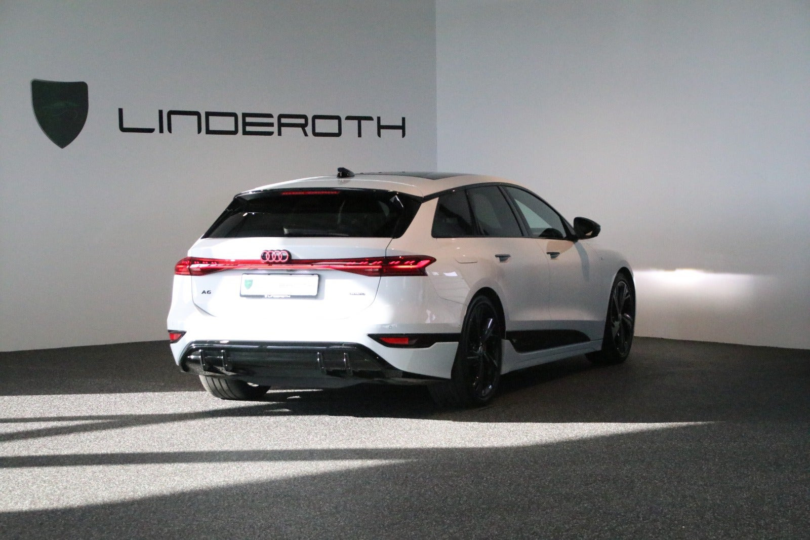 Hvid Audi A6 e-tron fra 2025