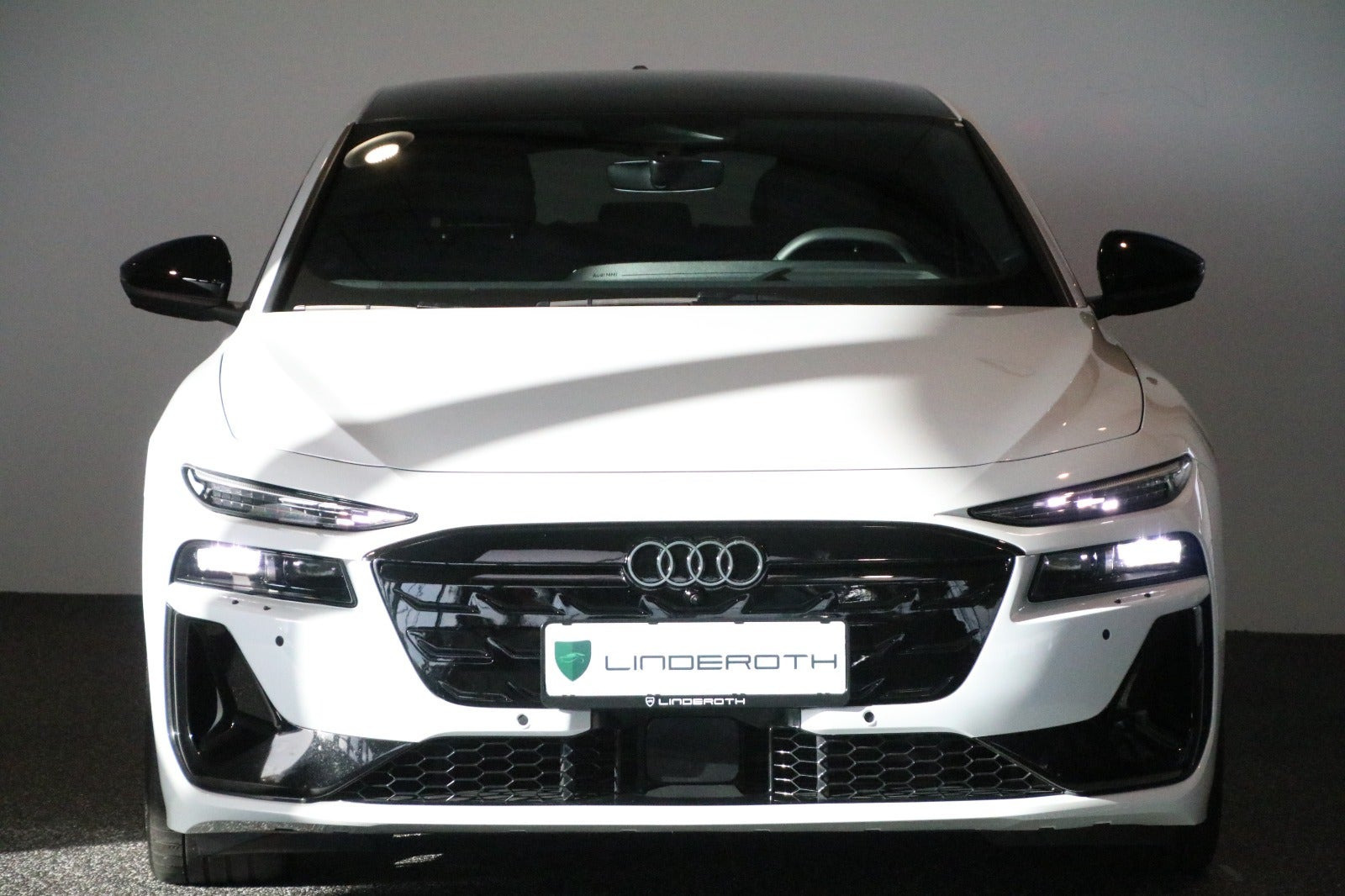 Hvid Audi A6 e-tron fra 2025