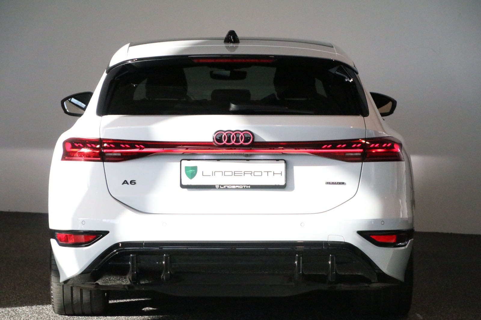 Hvid Audi A6 e-tron fra 2025