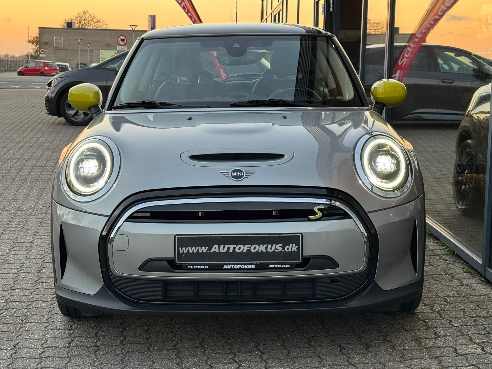 Sølv Mini Cooper SE fra 2023