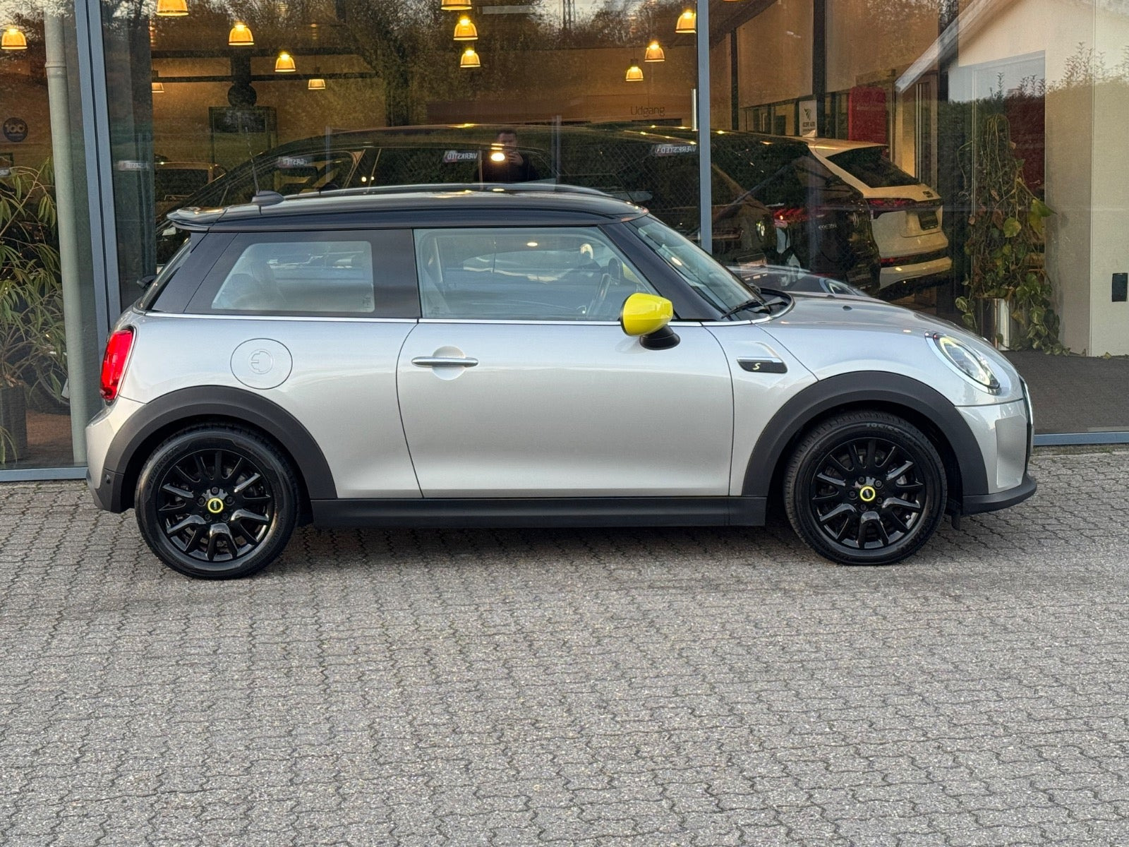 Sølv Mini Cooper SE fra 2023