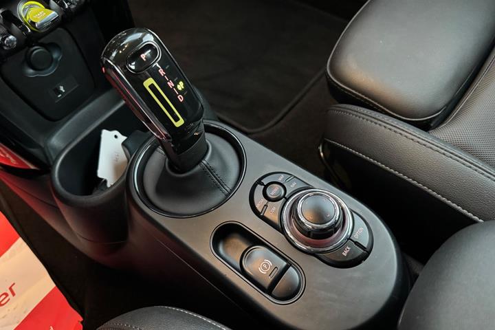Sølv Mini Cooper SE fra 2023