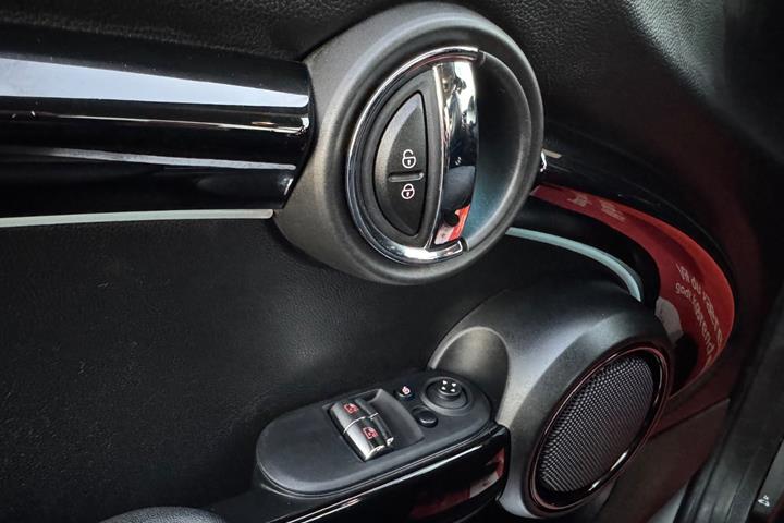 Sølv Mini Cooper SE fra 2023