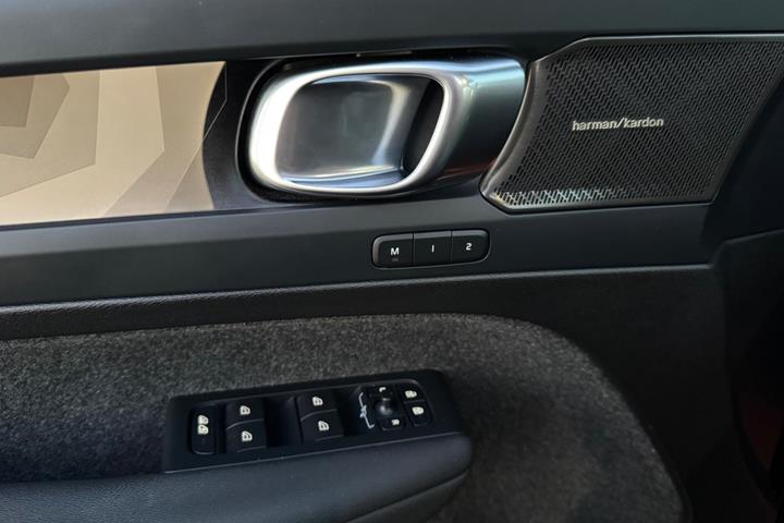Sort Volvo XC40 fra 2023