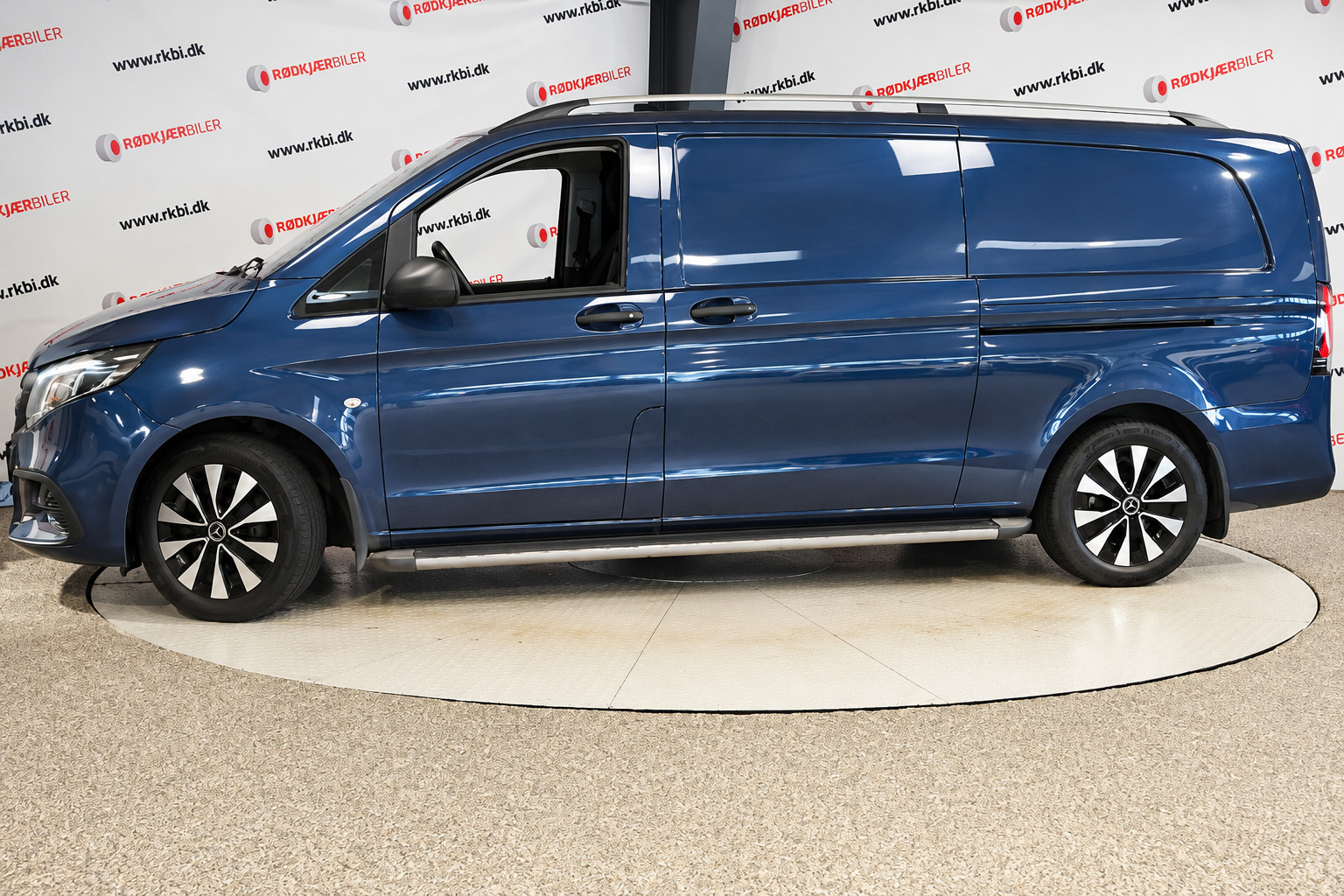 Blå Mercedes Vito 119 fra 2024