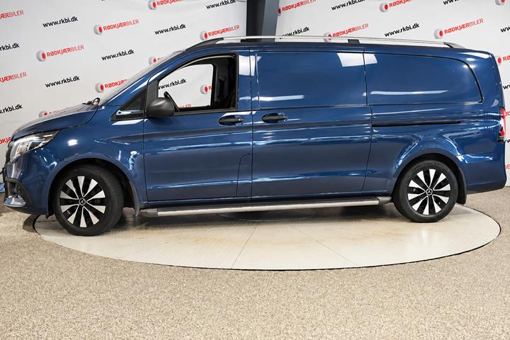 Blå Mercedes Vito 119 fra 2024