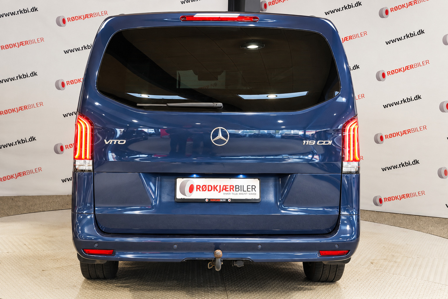 Blå Mercedes Vito 119 fra 2024