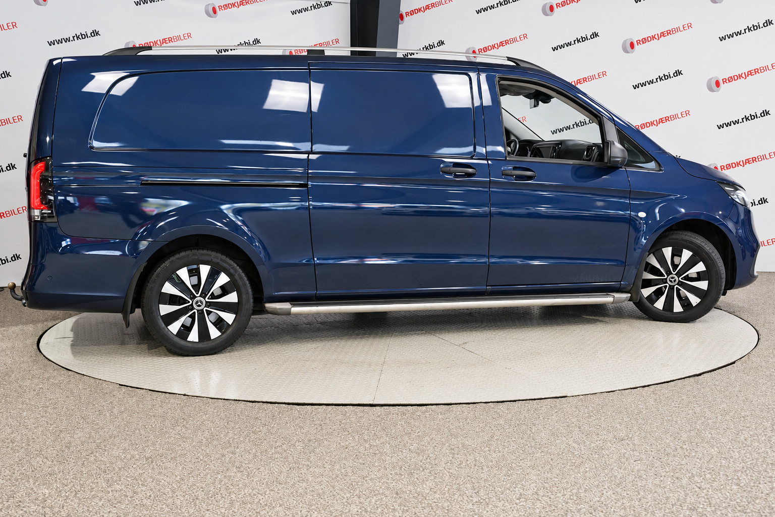 Blå Mercedes Vito 119 fra 2024