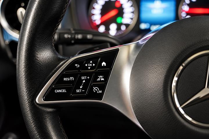 Blå Mercedes Vito 119 fra 2024