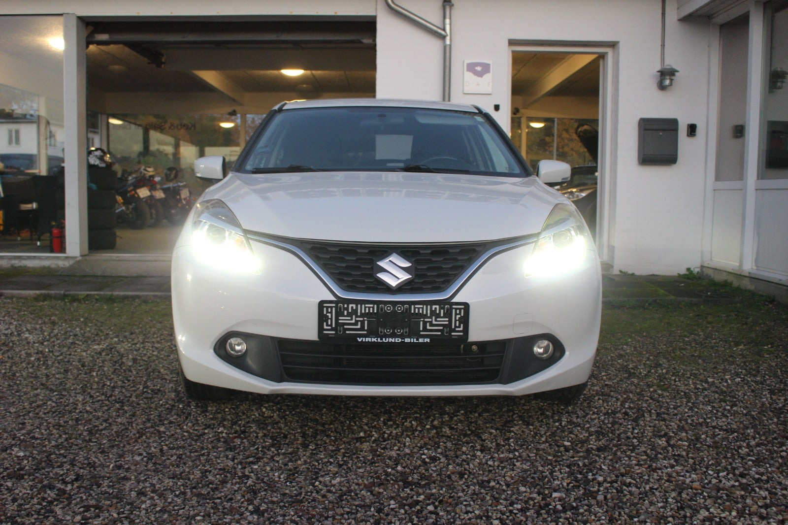 Hvid Suzuki Baleno fra 2016