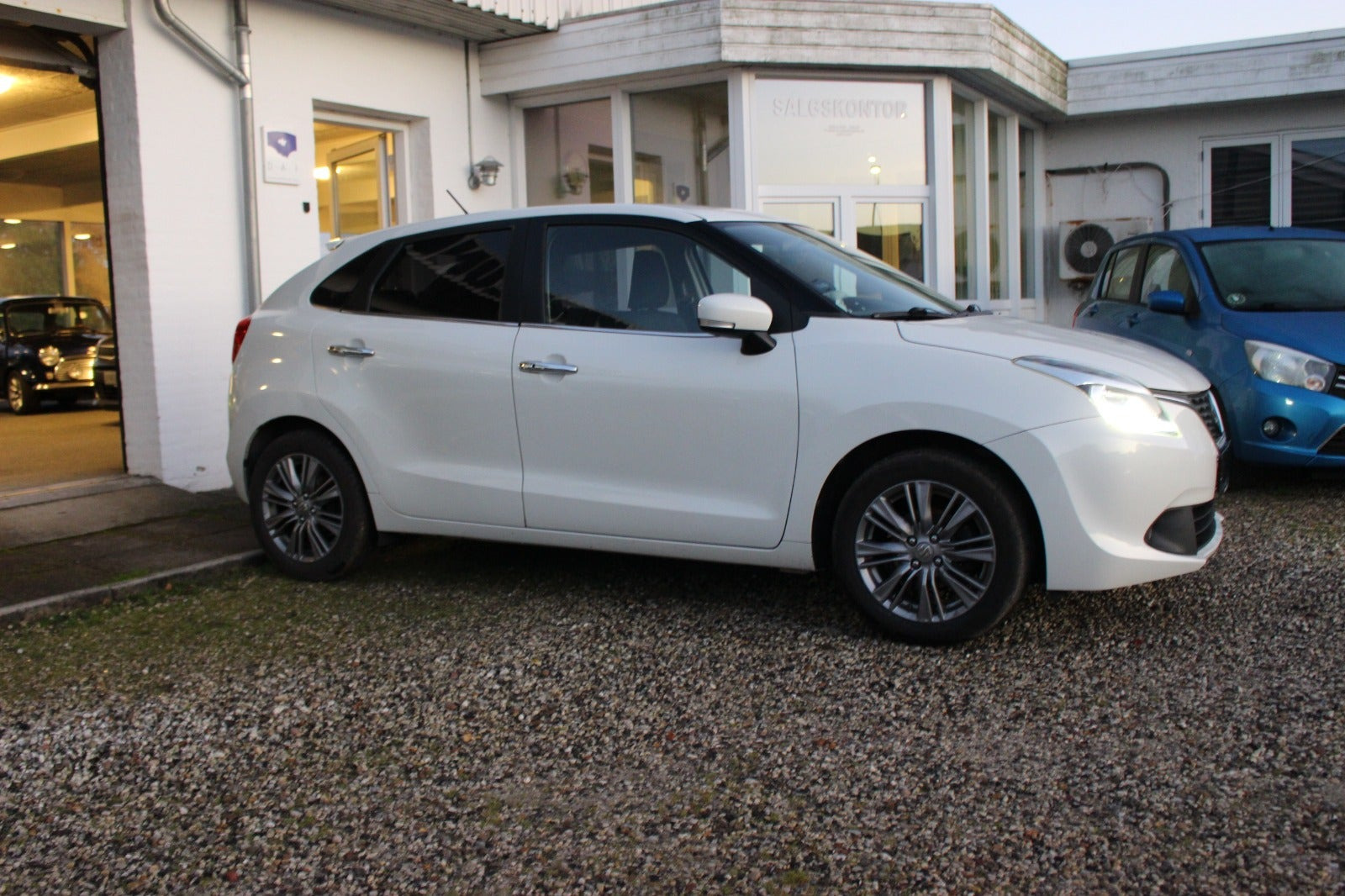 Hvid Suzuki Baleno fra 2016